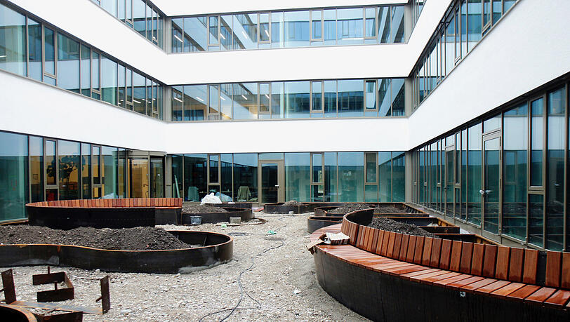 Hier werden Büroangestellte künftig im Grünen sitzen. Bänke und Pflanztröge sind schon da. Hier werden Büroangestellte künftig im Grünen sitzen. Bänke und Pflanztröge sind schon da.