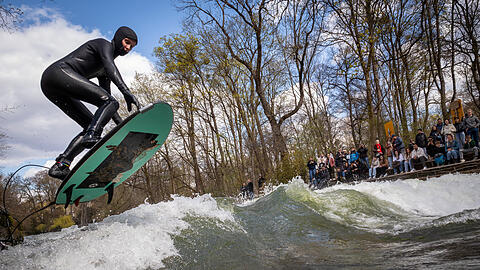 Surfen ist nach wie vor verboten am Eisbach. Einzelne machen es trotzdem, wie hier am 3. April 2026 Surfen ist nach wie vor verboten am Eisbach. Einzelne machen es trotzdem, wie hier am 3. April 2026