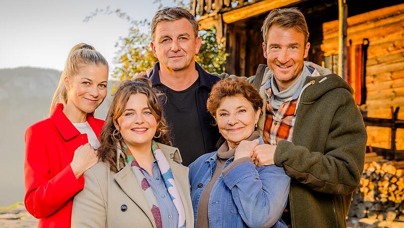 Ein eingespieltes Team: Ronja Forcher (2. v. l.) und ihre TV-Kollegen aus der Serie "Der Bergdoktor". Ein eingespieltes Team: Ronja Forcher (2. v. l.) und ihre TV-Kollegen aus der Serie "Der Bergdoktor".