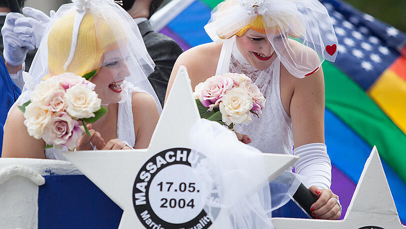 CSD-Teilnehmer fahren auf einem Wagen durch die Straßen Berlins. CSD-Teilnehmer fahren auf einem Wagen durch die Straßen Berlins.