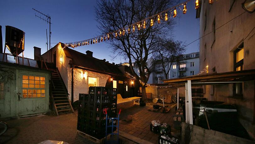 Bierkästen statt Autos: der Hinterhof in der Parkstraße. Bierkästen statt Autos: der Hinterhof in der Parkstraße.