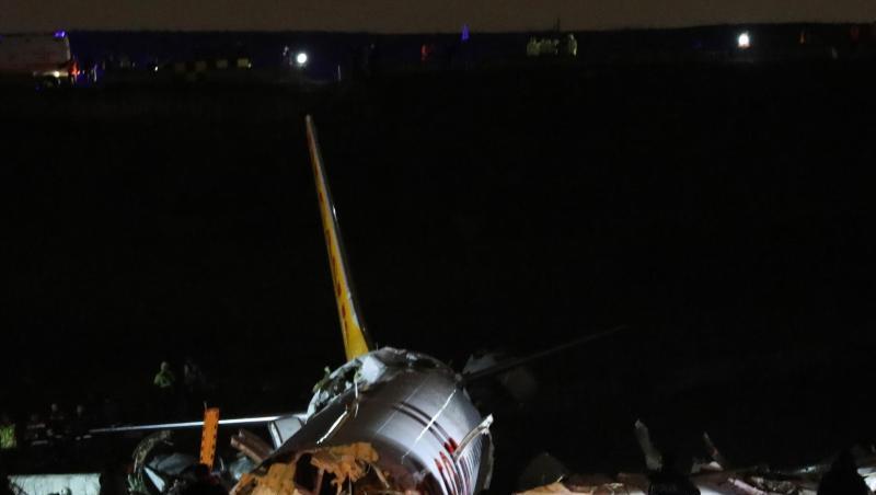 Rettungskräfte an einem Flugzeug, das am Istanbuler Flughafen von der Landebahn abgekommen war und Feuer gefangen hatte. Rettungskräfte an einem Flugzeug, das am Istanbuler Flughafen von der Landebahn abgekommen war und Feuer gefangen hatte.