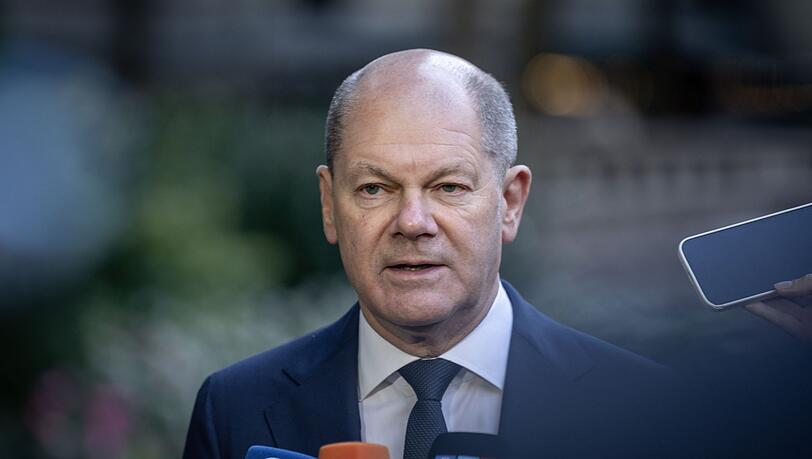 Bundeskanzler Olaf Scholz (SPD) gibt im Bryant-Park ein Pressestatement. Bundeskanzler Olaf Scholz (SPD) gibt im Bryant-Park ein Pressestatement.