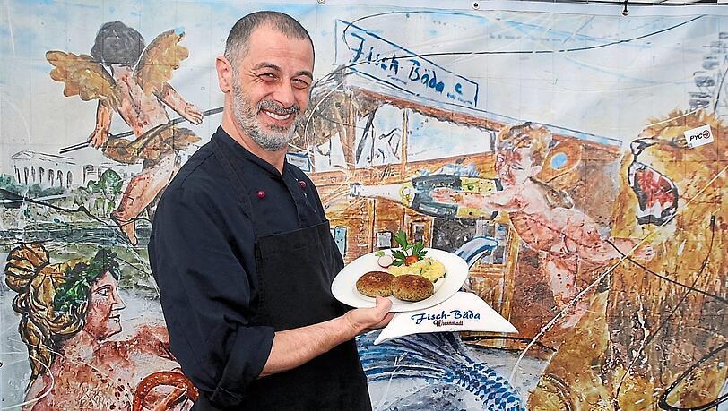 Mehmet Özer, Gardemanger im Fisch-Bäda, mit veganen Fischpflanzerln. Sie werden auf Erbsenprotein-Basis hergestellt. Für den Fischgeschmack sorgt Meeresalgenextrakt. Mehmet Özer, Gardemanger im Fisch-Bäda, mit veganen Fischpflanzerln. Sie werden auf Erbsenprotein-Basis hergestellt. Für den Fischgeschmack sorgt Meeresalgenextrakt.