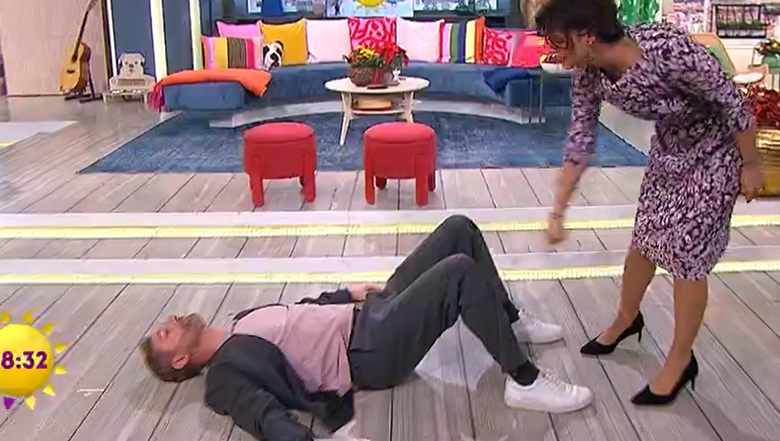 In einer vermeintlichen Notsituation will Marlene Lufen ihrem "Sat.1 Frühstücksfernsehen"-Moderationskollege Daniel Boschmann assistieren. In einer vermeintlichen Notsituation will Marlene Lufen ihrem "Sat.1 Frühstücksfernsehen"-Moderationskollege Daniel Boschmann assistieren.