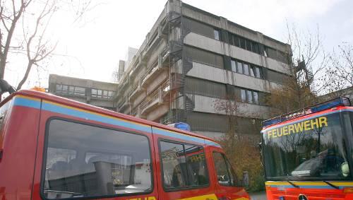 Feuerwehr-Fahrzeuge stehen vor der Chemischen Fakultät der TU in Garching. Feuerwehr-Fahrzeuge stehen vor der Chemischen Fakultät der TU in Garching.