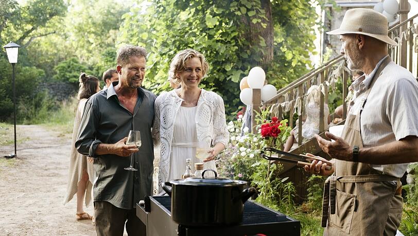 Kurt (Til Schweiger) und Lena (Franziska Machens) als neues Paar auf der Grillparty ihres Nachbarn (Heiner Lauterbach). Kurt (Til Schweiger) und Lena (Franziska Machens) als neues Paar auf der Grillparty ihres Nachbarn (Heiner Lauterbach).
