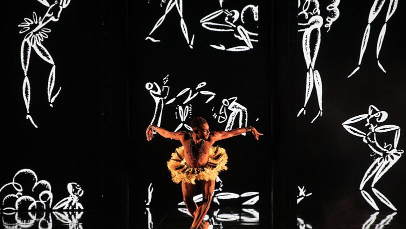 Joséphine Bakers Bananentanz der 1920er Jahre in den Folies Bergère – hier von Clyde Devoh interpretiert. Joséphine Bakers Bananentanz der 1920er Jahre in den Folies Bergère – hier von Clyde Devoh interpretiert.