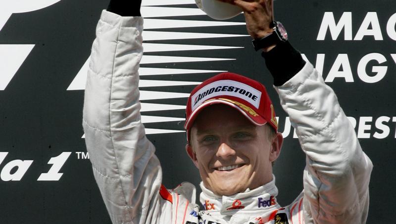 Heikki Kovalainen jubelt über seinen Sieg in Ungarn. Heikki Kovalainen jubelt über seinen Sieg in Ungarn.