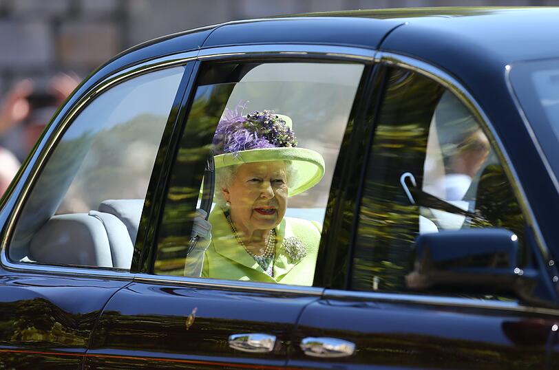 Die Queen fährt mit dem Auto vor