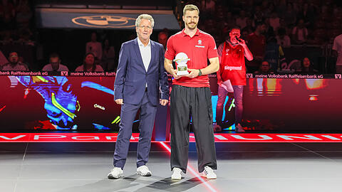 Andreas Obst, FC Bayern Basketball, mit der Auszeichnung zum MVP der easycredit Basketball Bundesliga – mit Dr. Stefan Holz Geschaeftsfuehrer der Basketball Bundesliga Andreas Obst, FC Bayern Basketball, mit der Auszeichnung zum MVP der easycredit Basketball Bundesliga – mit Dr. Stefan Holz Geschaeftsfuehrer der Basketball Bundesliga