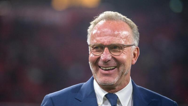 Karl-Heinz Rummenigge, Vorstandsvorsitzender des FC Bayern, steht vor Spielbeginn am Spielfeldrand. Foto: Matthias Balk/dpa/Archivbild Karl-Heinz Rummenigge, Vorstandsvorsitzender des FC Bayern, steht vor Spielbeginn am Spielfeldrand. Foto: Matthias Balk/dpa/Archivbild