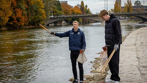 Zwei Löwen, die Zigarettenstummeln, Kronkorken und anderen achtlos an die Isar geworfenen Gegenständen den Kampf ansagen (v.l.): die 1860-Profis Schifferl und Steinkötter. Zwei Löwen, die Zigarettenstummeln, Kronkorken und anderen achtlos an die Isar geworfenen Gegenständen den Kampf ansagen (v.l.): die 1860-Profis Schifferl und Steinkötter.