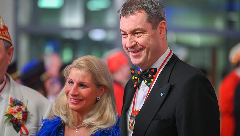 Markus Söder (CSU) mit seiner Frau Karin bei der Fernseh-Prunksitzung "Fastnacht in Franken" 2020.