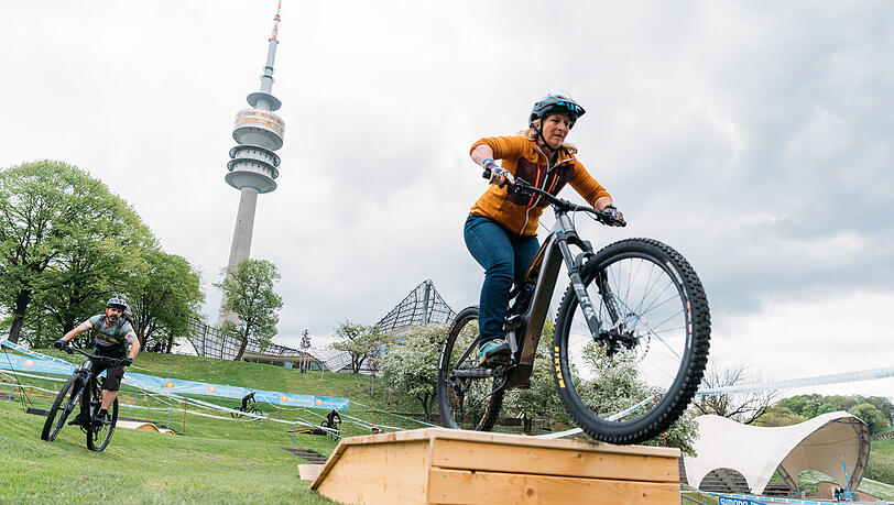 Ein abwechslungsreiches Bühnenprogramm wie z.B. der Shimano Technikparcours oder Fahrtechnik-Training sind Bestandteil der dreitätigen Veranstaltung. Ein abwechslungsreiches Bühnenprogramm wie z.B. der Shimano Technikparcours oder Fahrtechnik-Training sind Bestandteil der dreitätigen Veranstaltung.