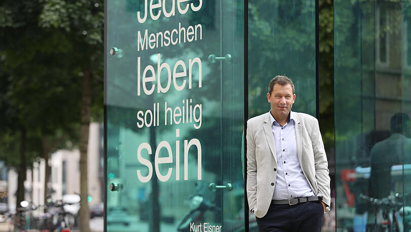 Auf Wahlkampf-Tour im Freistaat: Lars Klingbeil vor dem Kurt-Eisner-Denkmal am Oberanger in München. Auf Wahlkampf-Tour im Freistaat: Lars Klingbeil vor dem Kurt-Eisner-Denkmal am Oberanger in München.