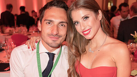 Mats Hummels spricht über das gemeinsame Kind mit Ex-Partnerin Cathy Hummels. Mats Hummels spricht über das gemeinsame Kind mit Ex-Partnerin Cathy Hummels.