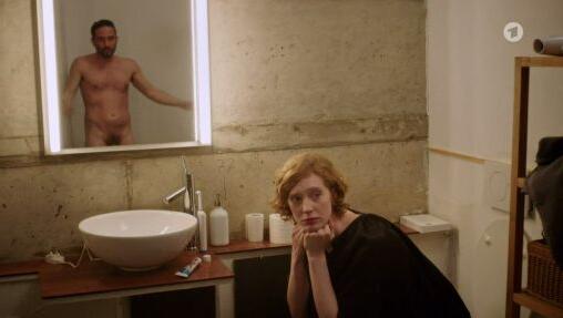 Sie auf der Toilette, er nackt unter der Dusche: Für den "Tatort" sind das keine Tabus mehr. Foto: Das Erste Sie auf der Toilette, er nackt unter der Dusche: Für den "Tatort" sind das keine Tabus mehr. Foto: Das Erste