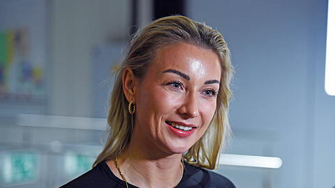 Anna-Carina Woitschack teilt bei der Wiedersehens-Show ordentlich aus. Was ist der Grund? Anna-Carina Woitschack teilt bei der Wiedersehens-Show ordentlich aus. Was ist der Grund?