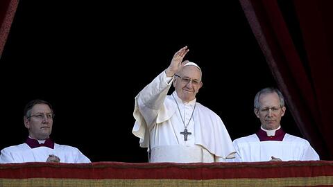 Papst Franziskus (M) winkt vom Hauptbalkon der Peterskirche im Vatikan.