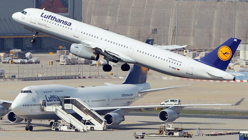 Ein Airbus A321 der Lufthansa beim Start am Flughafen Frankfurt (Archivbild). Ein Airbus A321 der Lufthansa beim Start am Flughafen Frankfurt (Archivbild).