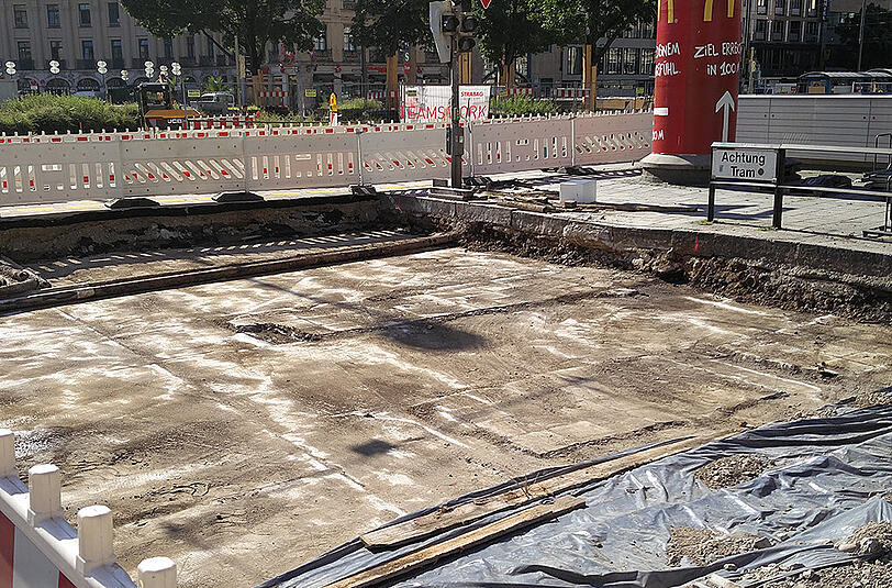 Die Kreuzung Sonnenstraße und Bayerstraße: die neuen Weichen werden im August verlegt. Zuerst müssen alle Bodenschichten erneuert werden. Die Kreuzung Sonnenstraße und Bayerstraße: die neuen Weichen werden im August verlegt. Zuerst müssen alle Bodenschichten erneuert werden.