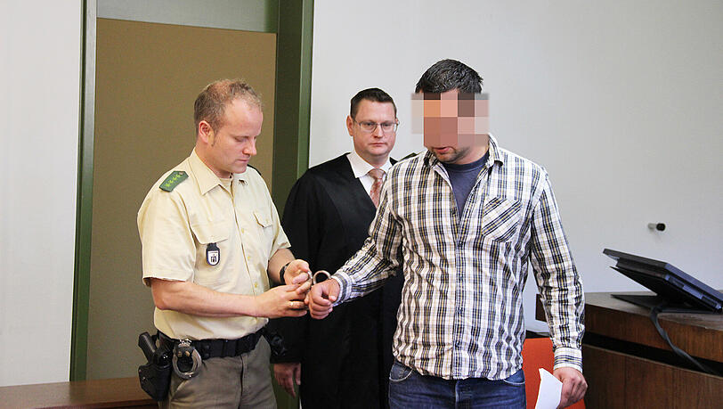 Tötete im Wahn einen Mann und verletzte drei weitere schwer: Paul H. (28) wird zur Anklagebank geführt. Im Hintergrund steht sein Anwalt Florian Alte. Tötete im Wahn einen Mann und verletzte drei weitere schwer: Paul H. (28) wird zur Anklagebank geführt. Im Hintergrund steht sein Anwalt Florian Alte.