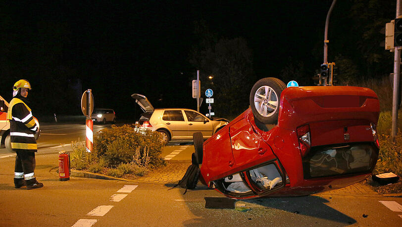 Aufgrund einer kaputten Ampel kam es in der Nähe von Mühldorf zu einem Zusammenstoß zwischen einem VW Golf und einem Seat. Aufgrund einer kaputten Ampel kam es in der Nähe von Mühldorf zu einem Zusammenstoß zwischen einem VW Golf und einem Seat.