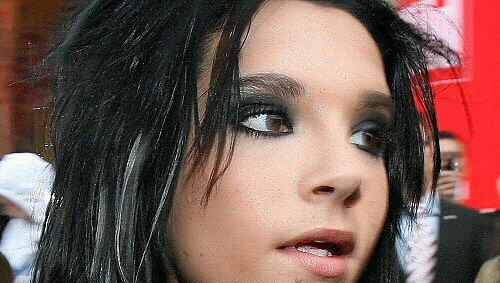 Ohne eine Operation kann Bill Kaulitz vielleicht nie wieder singen. Ohne eine Operation kann Bill Kaulitz vielleicht nie wieder singen.