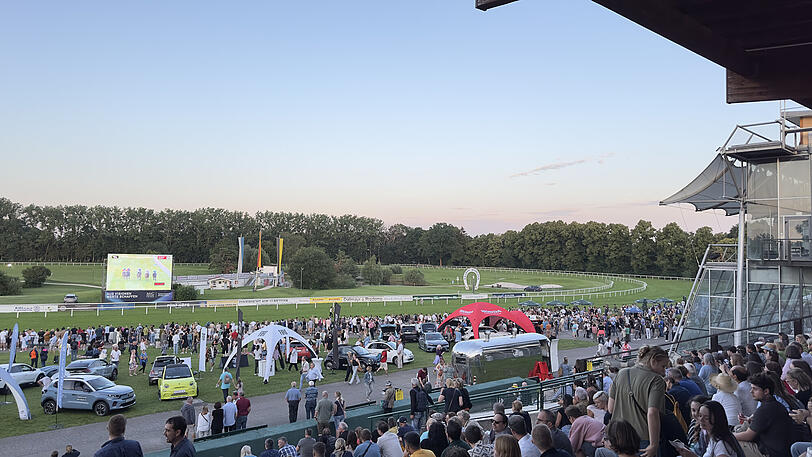 Mitfiebern von der Tribüne aus und attraktive Fahrzeuge: Das und mehr gibt es auch in diesem Jahr beim Häusler Afterwork-Renntag Mitfiebern von der Tribüne aus und attraktive Fahrzeuge: Das und mehr gibt es auch in diesem Jahr beim Häusler Afterwork-Renntag