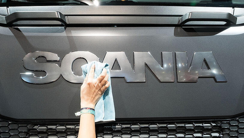 Scania, eine Tochter des VW-Konzerns, habe 14 Jahre lang mit fünf anderen Herstellern die Preise für Lastwagen abgesprochen, teilte die EU-Kommission mit. Scania, eine Tochter des VW-Konzerns, habe 14 Jahre lang mit fünf anderen Herstellern die Preise für Lastwagen abgesprochen, teilte die EU-Kommission mit.