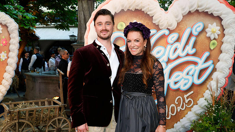Lambert Dinzinger jr. ist der Sohn von Schauspielerin Christine Neubauer. Lambert Dinzinger jr. ist der Sohn von Schauspielerin Christine Neubauer.