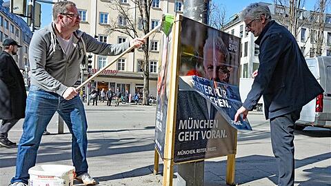 Reiter für München“ steht auf dem neuen Wahlplakat, das SPD-Stadtrat Lars Mentrup (links) auf der Leopoldstraße auf den Plakatständer klebt. Wie wird der OB die verlorenen Wählerstimmen zurückgewinnen? Reiter für München“ steht auf dem neuen Wahlplakat, das SPD-Stadtrat Lars Mentrup (links) auf der Leopoldstraße auf den Plakatständer klebt. Wie wird der OB die verlorenen Wählerstimmen zurückgewinnen?
