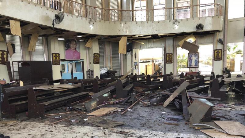 Durch Explosionen in und vor einer katholischen Kirche im Süden der Philippinen sind während eines Gottesdiensts mindestens 27 Menschen getötet worden. Durch Explosionen in und vor einer katholischen Kirche im Süden der Philippinen sind während eines Gottesdiensts mindestens 27 Menschen getötet worden.