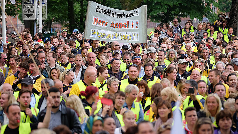 Postmitarbeiter demonstrieren in Hamburg auf einer Kundgebung vor dem Besenbinderhof. Postmitarbeiter demonstrieren in Hamburg auf einer Kundgebung vor dem Besenbinderhof.