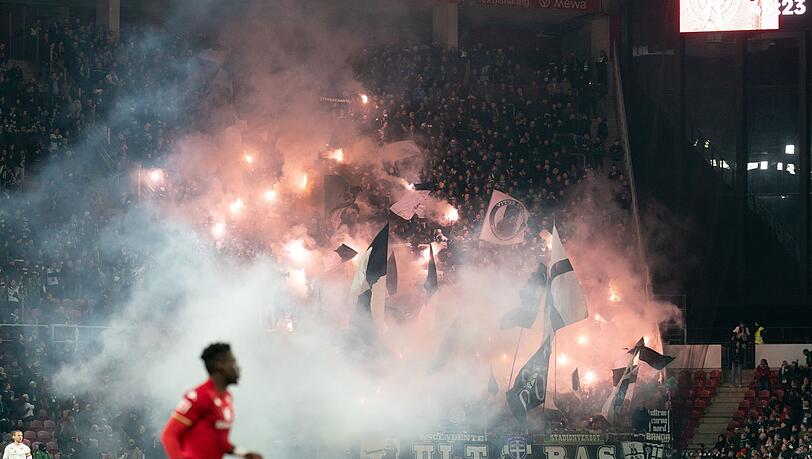 Borussia Mönchengladbach muss eine hohe Geldstrafe zahlen. Borussia Mönchengladbach muss eine hohe Geldstrafe zahlen.