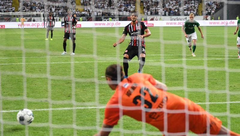 Frankfurts Goncalo Paciencia lässt Tallinn-Keeper Matvei Igonen keine Chance. Frankfurts Goncalo Paciencia lässt Tallinn-Keeper Matvei Igonen keine Chance.