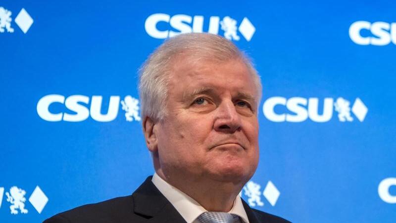 Horst Seehofer (CSU), CSU-Parteivorsitzender und Bundesinnenminister, nimmt an der Sitzung des CSU-Vorstands teil. Foto: Peter Kneffel/Archiv Horst Seehofer (CSU), CSU-Parteivorsitzender und Bundesinnenminister, nimmt an der Sitzung des CSU-Vorstands teil. Foto: Peter Kneffel/Archiv