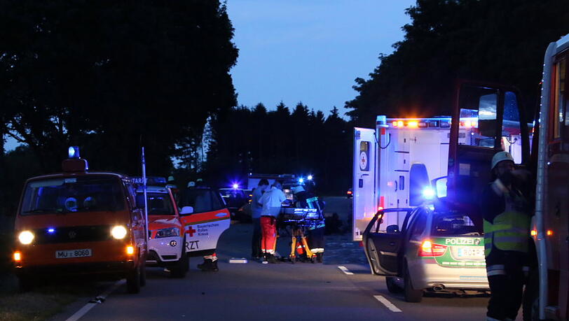 Schwerer Unfall: Ein Motorradfahrer krachte in ein entgegenkommendes Auto. Schwerer Unfall: Ein Motorradfahrer krachte in ein entgegenkommendes Auto.