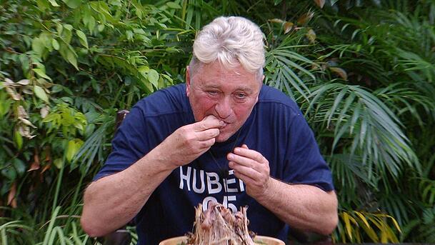 Hubert Fella muss zur gefürchteten Essensprüfung antreten. Hubert Fella muss zur gefürchteten Essensprüfung antreten.