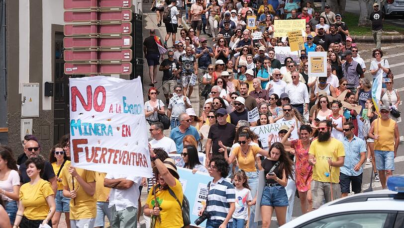 Personen protestieren auf Fuerteventura mit Plakaten während einer Demonstration gegen das Massentourismusmodell. Zehntausende Menschen wendeten sich unter dem Motto "Die Kanaren haben eine Grenze" gegen den Massentourismus. Personen protestieren auf Fuerteventura mit Plakaten während einer Demonstration gegen das Massentourismusmodell. Zehntausende Menschen wendeten sich unter dem Motto "Die Kanaren haben eine Grenze" gegen den Massentourismus.