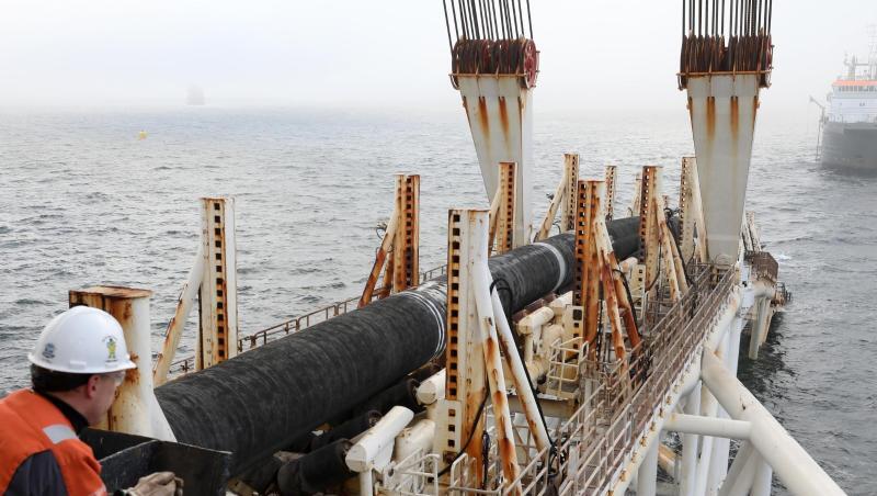 Pipelines vor Rügen: Nord Stream 2 soll vom kommenden Jahr an unter Umgehung von Polen und der Ukraine Gas von Russland nach Deutschland liefern. Pipelines vor Rügen: Nord Stream 2 soll vom kommenden Jahr an unter Umgehung von Polen und der Ukraine Gas von Russland nach Deutschland liefern.