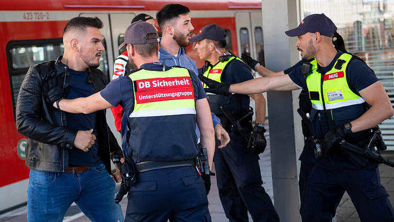 Die Spezialeinheit demonstriert bei einem Pressetermin den Umgang mit Randalierern. Die Spezialeinheit demonstriert bei einem Pressetermin den Umgang mit Randalierern.
