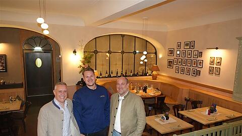Betriebsleiter Sebastian Caputo, Chefkoch Philipp Richter und Wirt Sebastian Kuffler (v. l.) laden ein zur Ess-Klasse ins Traditionslokal Zum Sedlmayr. Betriebsleiter Sebastian Caputo, Chefkoch Philipp Richter und Wirt Sebastian Kuffler (v. l.) laden ein zur Ess-Klasse ins Traditionslokal Zum Sedlmayr.