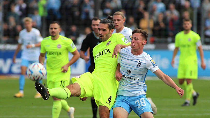 Der TSV 1860 München baut seinen Vorsprung auf die SV Wehen Wiesbaden aus. Der TSV 1860 München baut seinen Vorsprung auf die SV Wehen Wiesbaden aus.