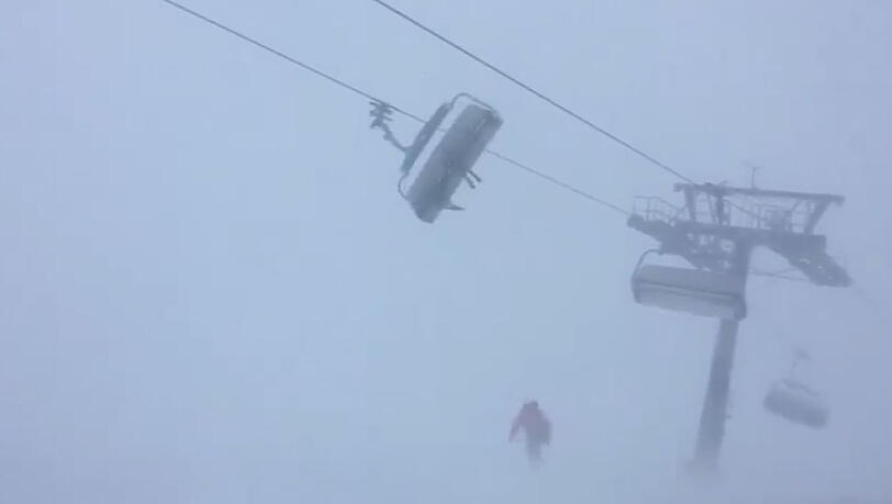 Das Bild zeigt, wie der Sessellift gefährlich zur Seite geweht wird. Das Bild zeigt, wie der Sessellift gefährlich zur Seite geweht wird.