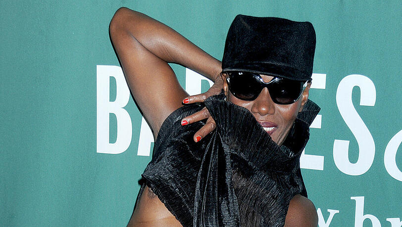 Grace Jones zeigt ihre Brüste bei der Buchpräsentation Grace Jones zeigt ihre Brüste bei der Buchpräsentation
