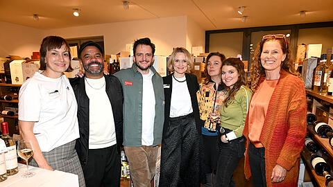 Kathrin Anna Stahl, Simon Pearce, Tommy Schwimmer, Sina Wilke, Anca Miruna Lazarescu, Lara Mandoki, Heidrun Gärtner bei der Eröffnung von "Jacques' Weindepot". Kathrin Anna Stahl, Simon Pearce, Tommy Schwimmer, Sina Wilke, Anca Miruna Lazarescu, Lara Mandoki, Heidrun Gärtner bei der Eröffnung von "Jacques' Weindepot".