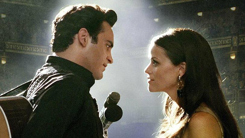 "Walk the Line": Johnny Cash (Joaquin Phoenix) macht June Carter (Reese Witherspoon) einen Hochzeitsantrag - diesmal auf der Bühne. "Walk the Line": Johnny Cash (Joaquin Phoenix) macht June Carter (Reese Witherspoon) einen Hochzeitsantrag - diesmal auf der Bühne.