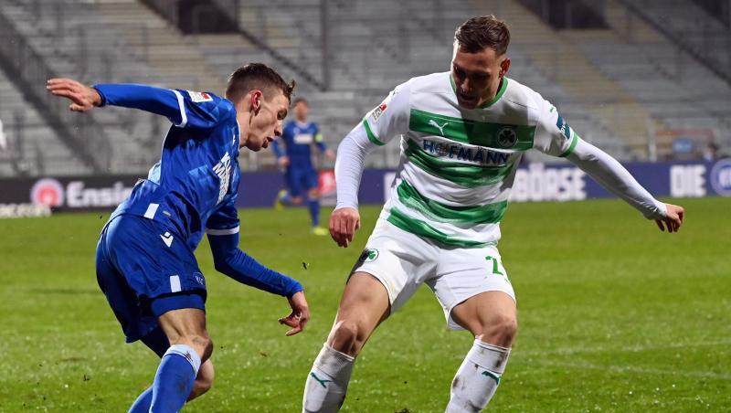 Benjamin Goller (l) vom Karlsruher SC und David Raum vom SpVgg Greuther Fürth kämpfen um den Ball. Benjamin Goller (l) vom Karlsruher SC und David Raum vom SpVgg Greuther Fürth kämpfen um den Ball.